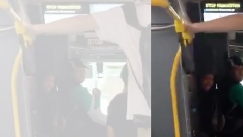 Los pasajeros levantaban los pies para no mojarse.