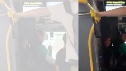 Los pasajeros levantaban los pies para no mojarse.