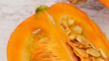 La pulpa de la calabaza es rica en sustancias alcalinas, mismas que neutralizan el exceso de acidez estomacal, y a su vez protegen la mucosa estomacal.