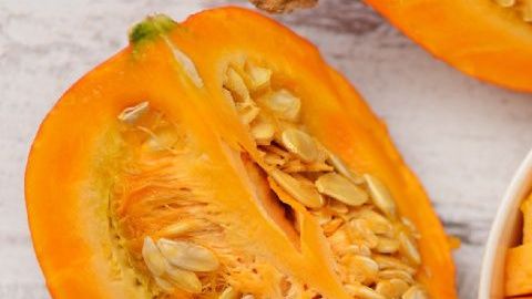 La pulpa de la calabaza es rica en sustancias alcalinas, mismas que neutralizan el exceso de acidez estomacal, y a su vez protegen la mucosa estomacal.