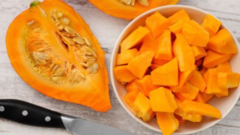 La pulpa de la calabaza es rica en sustancias alcalinas, mismas que neutralizan el exceso de acidez estomacal, y a su vez protegen la mucosa estomacal.