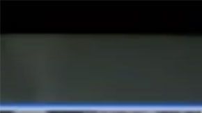 El hombre caminaba peligrosamente cerca de los automóviles.