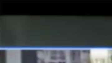 El hombre caminaba peligrosamente cerca de los automóviles.