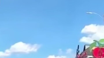 El choque (izquierda) y José Alzorriz (derecha) justo antes de ser impactado