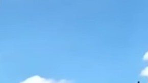 El choque (izquierda) y José Alzorriz (derecha) justo antes de ser impactado