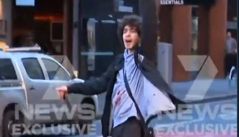 El agresor de 21 años fue detenido por civiles.