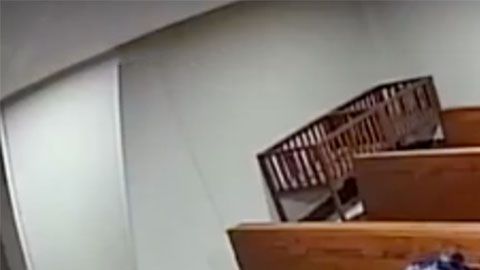 Al ladrón no le importó estar en un templo religioso para realizar su fechoría.