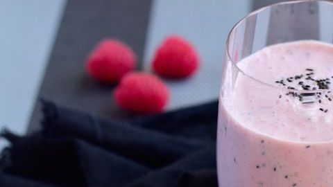 El consumo de cafeína, bebidas carbonatadas, alcohol, alimentos picantes, azúcares y endulcorantes promueve la aparición de síntomas.