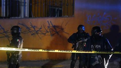 Policías acordonan la zona.