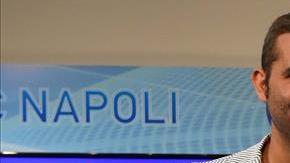 El Napoli presentó al delantero mexicano que jugará por cinco años el equipo "azzurri"