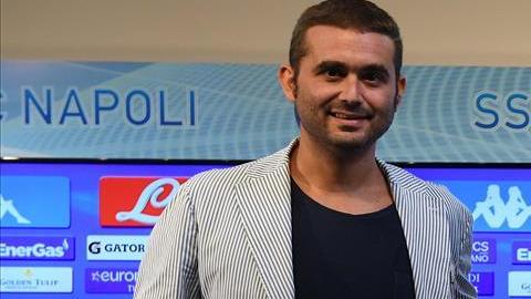 El Napoli presentó al delantero mexicano que jugará por cinco años el equipo "azzurri"