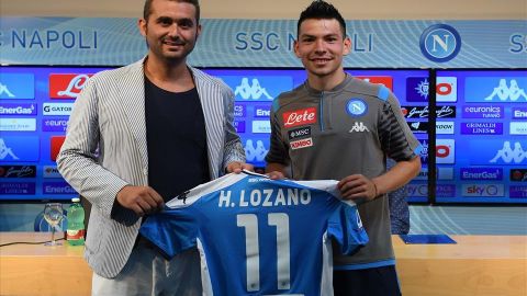 El Napoli presentó al delantero mexicano que jugará por cinco años el equipo "azzurri"