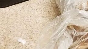 Los trabajadores reportaron el hallazgo de cocaína a la policía.