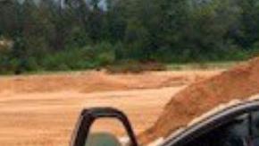 Así quedó el auto, con toda la tierra encima y por dentro.