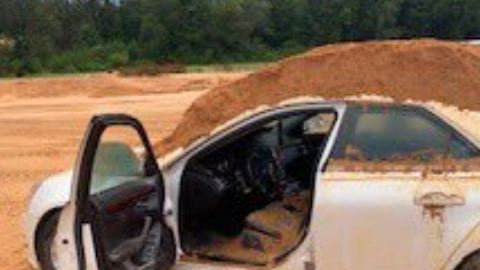 Así quedó el auto, con toda la tierra encima y por dentro.