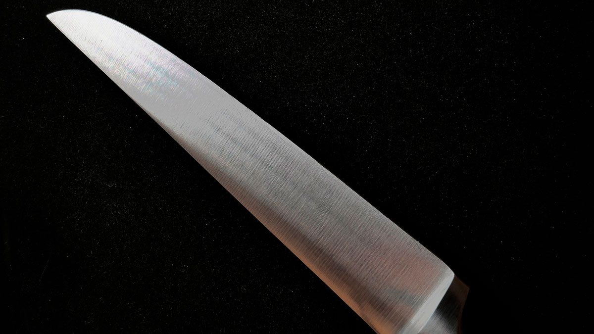 La madre usó un cuchillo para emprenderla fatalmente contra el anciano que abusó de su hijo.