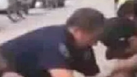 El policía Daniel Pantaleo no fue sentenciado por aplicar técnicas de estrangulamiento a Eric Garner