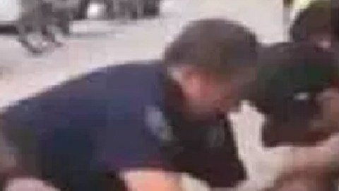 El policía Daniel Pantaleo no fue sentenciado por aplicar técnicas de estrangulamiento a Eric Garner