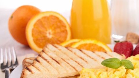 Un desayuno saludable ayuda a disminuir el riesgo de enfermedades como hipoglucemia e hipotensión, de este modo se reduce el riesgo de sufrir diabetes.