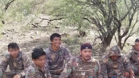 Los sujetos enfrentan cargos por violaciones a leyes migratorias y contrabando de droga.