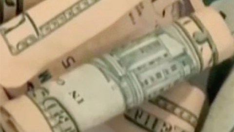 El dinero y el dueño de la lavandería.