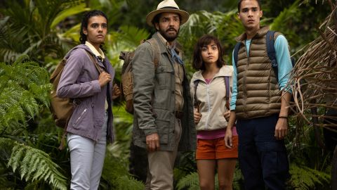 De izq. a dcha., Madeleine Madden, Eugenio Derbez, Isabela Moner y Jeff Wahlberg.