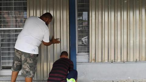 Residentes de Maunabo se preparan para el huracán Dorian.