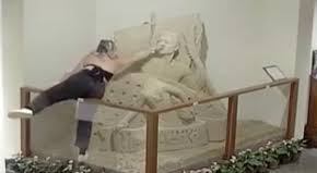 La adolescente destrozó la escultura de arena en cuestión de segundo.