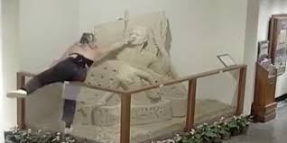 La adolescente destrozó la escultura de arena en cuestión de segundo.