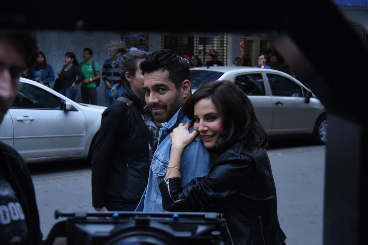 Omar Chaparo y Martha Higareda durante el rodaje. / Foto: Pantelion Films