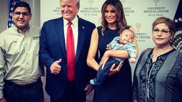 Trump sonriendo y con gesto de triunfo mientras la Primera Dama sostiene al bebé huérfano.