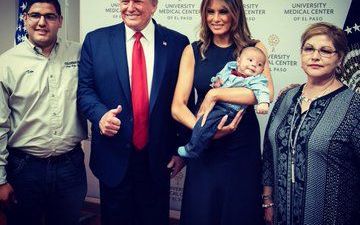 Trump sonriendo y con gesto de triunfo mientras la Primera Dama sostiene al bebé huérfano.