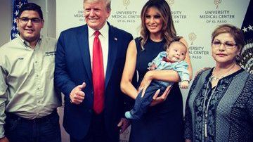 Trump sonriendo y con gesto de triunfo mientras la Primera Dama sostiene al bebé huérfano.