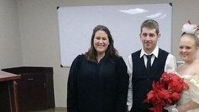 Los recién casados habían sido novios desde la secundaria.