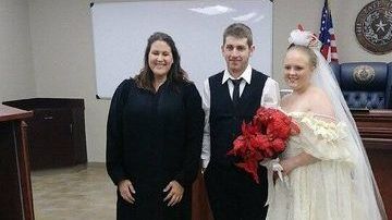 Los recién casados habían sido novios desde la secundaria.