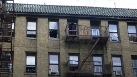 El edificio fue afectado en los pisos superiores