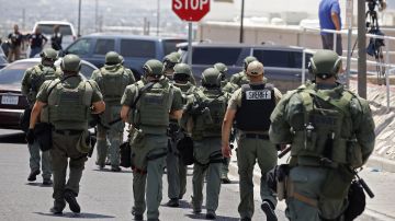 Autoridades responden a un tiroteo masivo en un Walmart en El Paso.