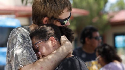 Kendall Long consuela a Kianna Long que estaba en Walmart durante el tiroteo. / Foto: EFE