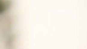 Kendall Long (i) consuela a Kianna Long (d) que estaba en Walmart durante el tiroteo.