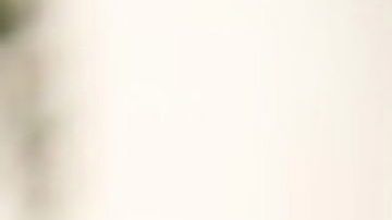 Kendall Long (i) consuela a Kianna Long (d) que estaba en Walmart durante el tiroteo.