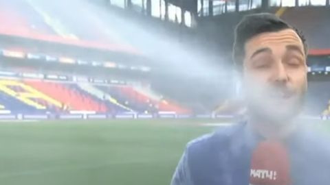 A pesar de estar siendo empapado, Evnevich fue todo un profesional y nunca dejó de dar su comentario