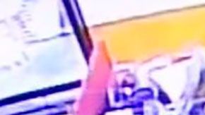 La empleada se sintió amenazada por la cliente y por eso le sacó el arma.