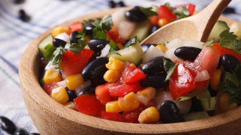 Su alto contenido en sustancias como las antocianinas y los flavonoides, previene los signos del envejecimiento prematuro.