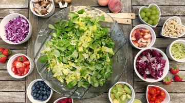 Procura integrar ensaladas como platillo principal de tus comida o cena, son bajas en calorías, hidratan tu organismo y regulan la función intestinal