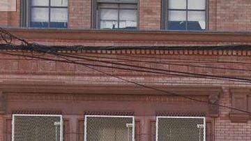 En la escuela pública 108 en Brooklyn, se encontraron docenas de salones con plomo.