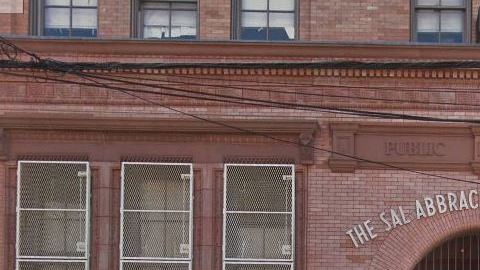 En la escuela pública 108 en Brooklyn, se encontraron docenas de salones con plomo.