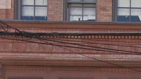 En la escuela pública 108 en Brooklyn, se encontraron docenas de salones con plomo.