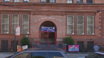 En la escuela pública 108 en Brooklyn, se encontraron docenas de salones con plomo.
