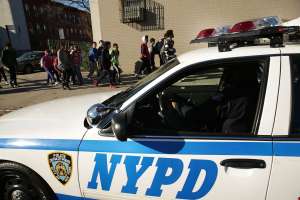 Niño de 7 años llevó pistola en la mochila a su escuela en Queens, Nueva York; padre detenido por dársela