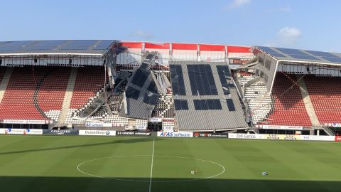 Así quedó el Estadio AFAS del AZ Alkmaar de Holanda por los fuertes vientos.